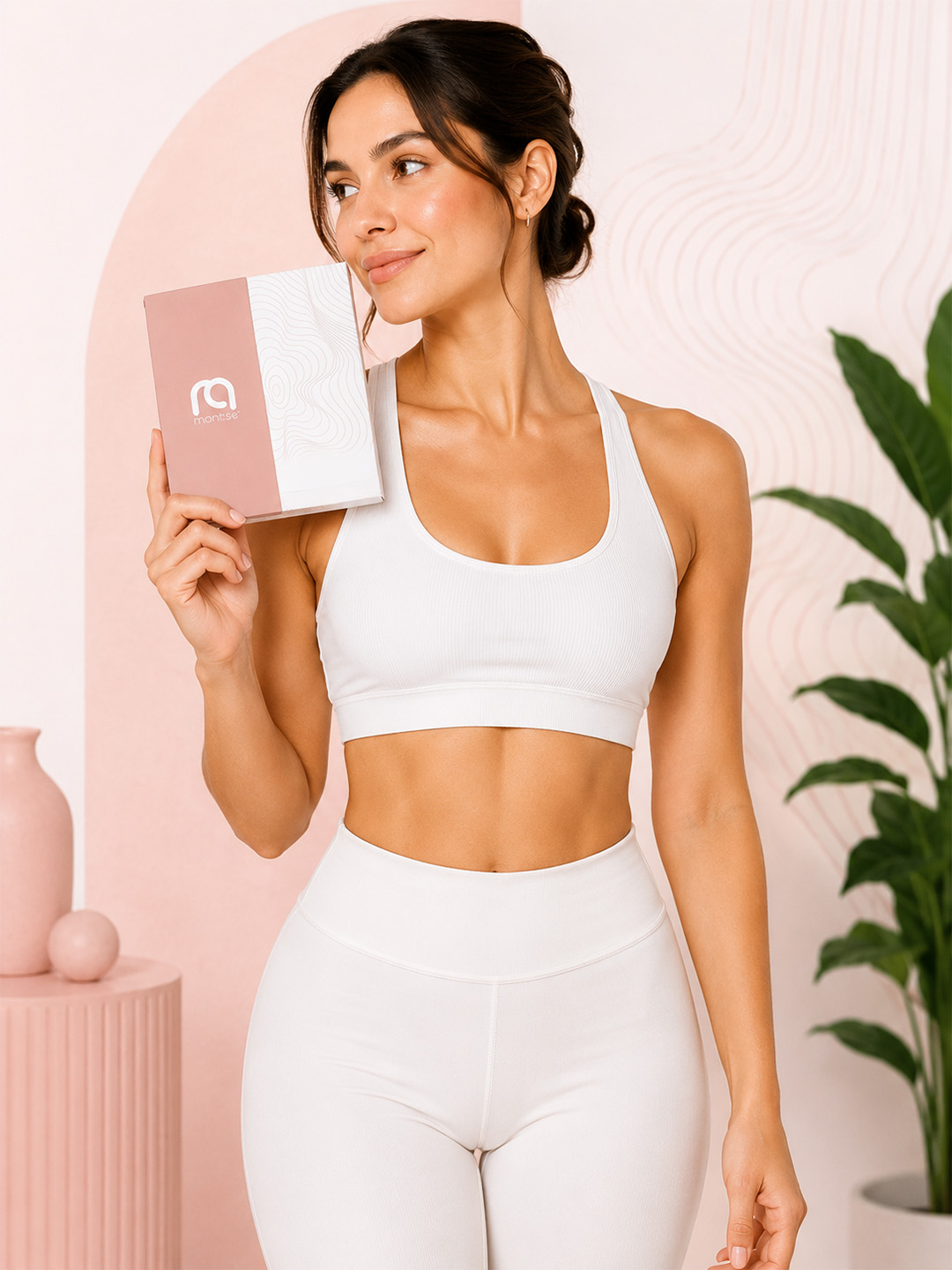 Mujer sosteniendo producto Dharmaline